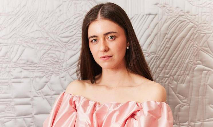 Výtvarnice Lucie Rosická absolvovala pracovní stáž v italském Turíně, kde objevila bohatou historii materiálů a módy. Tato zkušenost v ní podnítila zájem o povýšení textilních technik na výtvarné umění. 