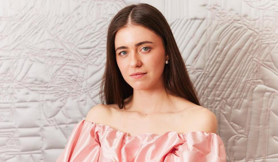 Výtvarnice Lucie Rosická absolvovala pracovní stáž v italském Turíně, kde objevila bohatou historii materiálů a módy. Tato zkušenost v ní podnítila zájem o povýšení textilních technik na výtvarné umění. 