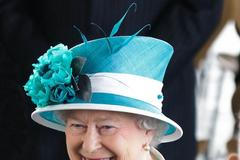 Královna Alžběta II. by oslavila stovku.