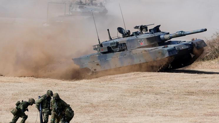 Cílem změn ohlášených japonskou premiérkou Sanae Takaičiovou je vybudovat zbrojní průmysl a prohloubit obrannou spolupráci se zahraničními partnery. Ilustrační snímek je z letošních manévrů japonské armády.