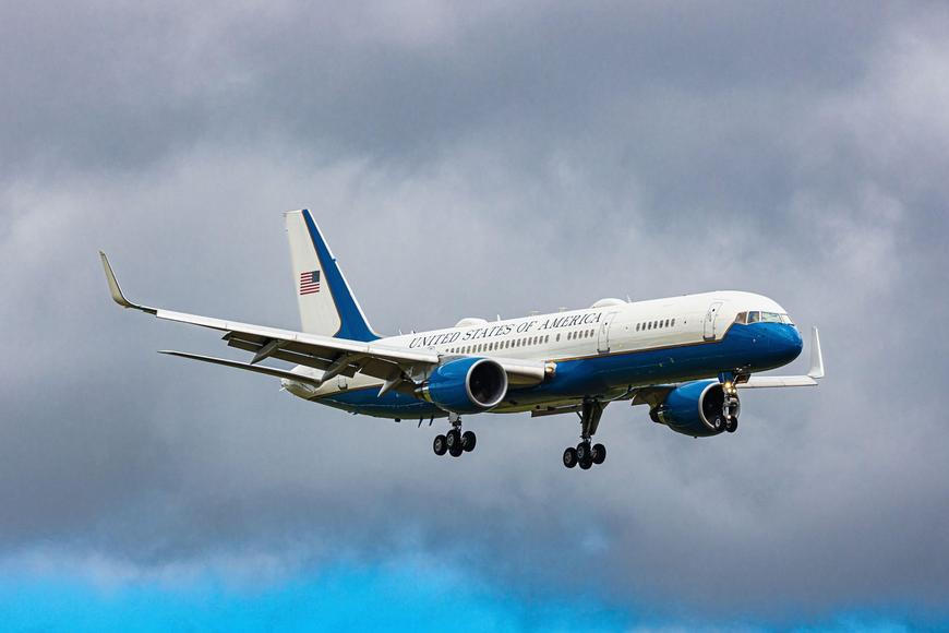 Záhada amerického letadla v Praze. České úřady o jeho misi mlčí, létá s ním elita USA