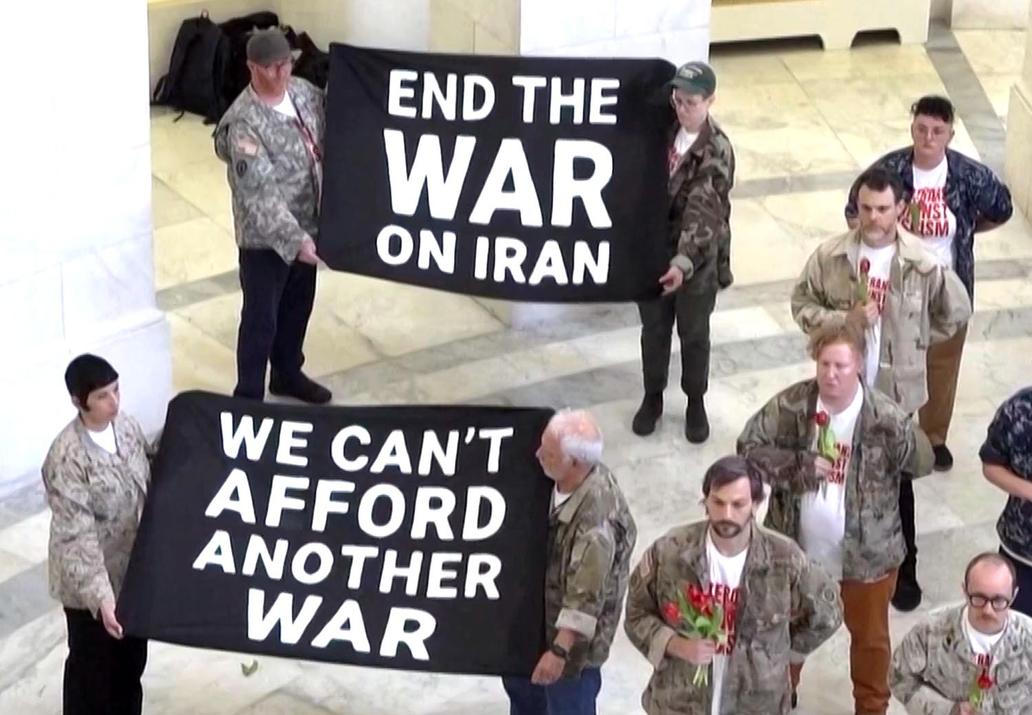Desítky amerických veteránů byly ve Washingtonu zadrženy po protestu v budově Kongresu.