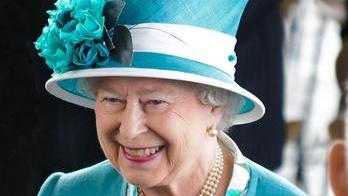 Královna Alžběta II. by oslavila stovku.