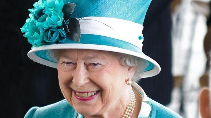 Královna Alžběta II. by oslavila stovku.