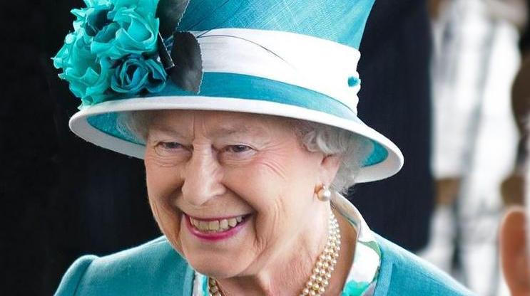 Královna Alžběta II. by oslavila stovku.