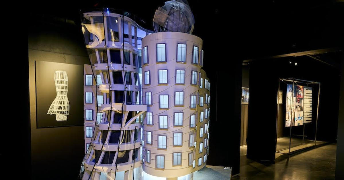 Tančící dům slaví 30 let. V jeho prostorách se otvírá výstava o historii této stavby