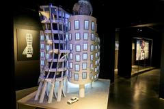 Z pražské výstavy Tančící dům: příběh ikonické budovy.