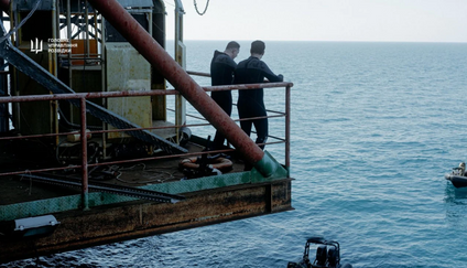 Čtyřicetiletý Budanov celou svou kariéru před nástupem do čela HUR strávil v jednotkách speciálního určení. Dá se předpokládat, že prošel i výcvikem námořních operací a výsadků do vody.