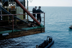 Čtyřicetiletý Budanov celou svou kariéru před nástupem do čela HUR strávil v jednotkách speciálního určení. Dá se předpokládat, že prošel i výcvikem námořních operací a výsadků do vody.