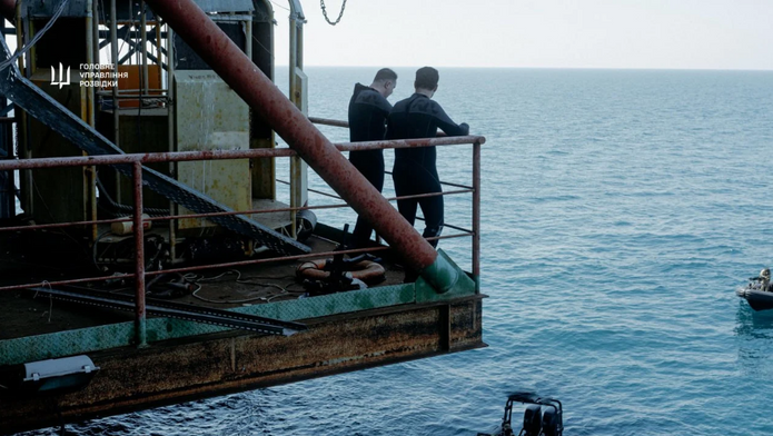 Čtyřicetiletý Budanov celou svou kariéru před nástupem do čela HUR strávil v jednotkách speciálního určení. Dá se předpokládat, že prošel i výcvikem námořních operací a výsadků do vody.