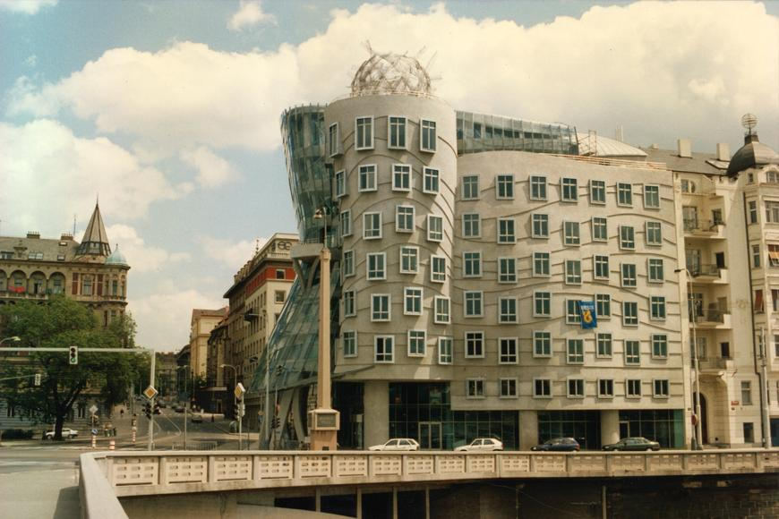 Unikátní snímky, které jste dosud neviděli. Tančící dům slaví 30 let