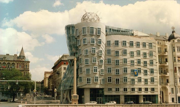 Tančící dům slaví 30 let od svého vzniku a Galerie Tančící dům k této příležitosti připravila výstavu s názvem Tančící dům: příběh ikonické budovy, která se veřejnosti otevře již dnes 22. dubna 2026.