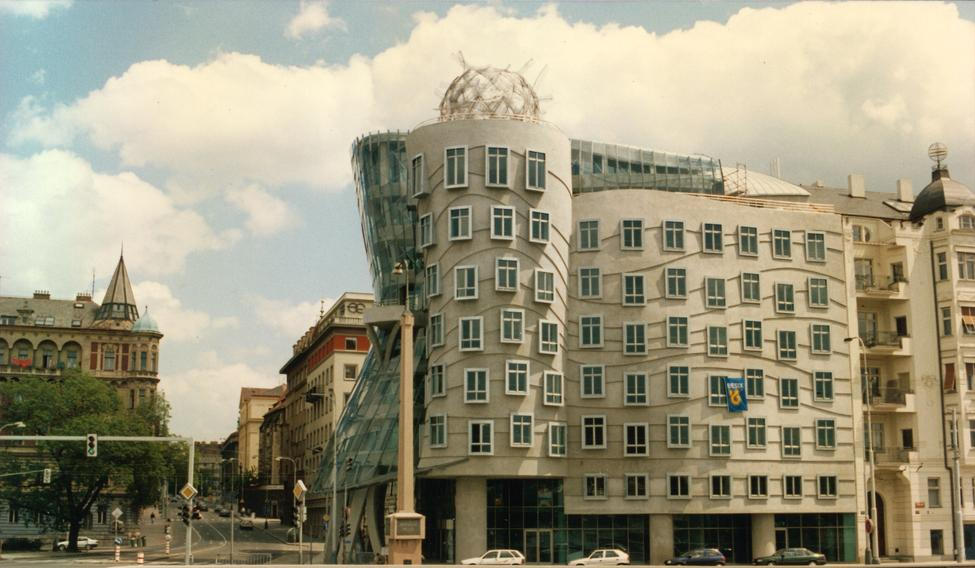 Tančící dům slaví 30 let od svého vzniku a Galerie Tančící dům k této příležitosti připravila výstavu s názvem Tančící dům: příběh ikonické budovy, která se veřejnosti otevře již dnes 22. dubna 2026.