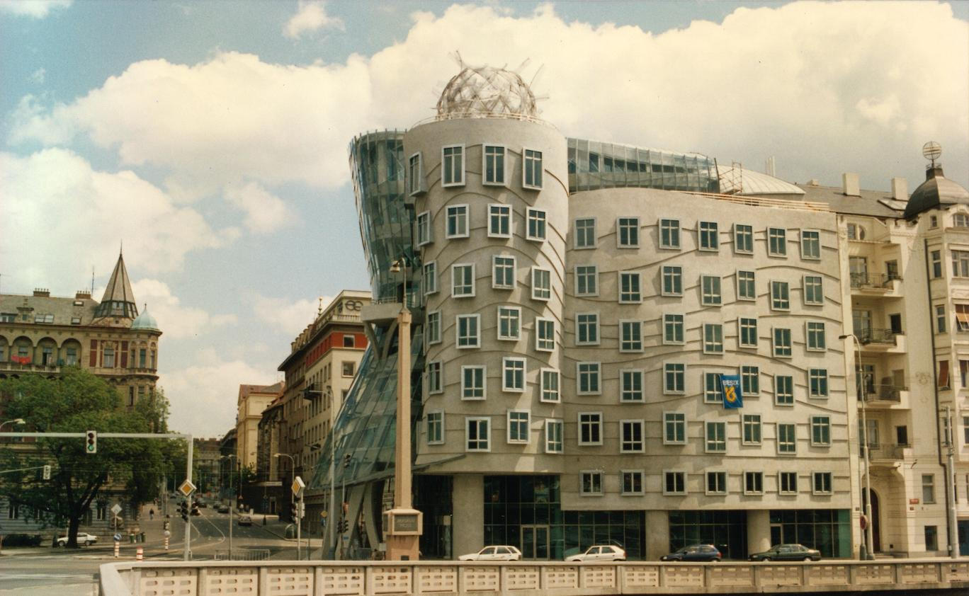Tančící dům slaví 30 let od svého vzniku a Galerie Tančící dům k této příležitosti připravila výstavu s názvem Tančící dům: příběh ikonické budovy, která se veřejnosti otevře již dnes 22. dubna 2026.