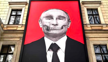 Ruský prezident Vladimir Putin na budově Muzea lékařské historie Paulse Stradiņše v lotyšské Rize.