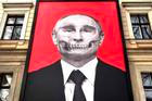 Ruský prezident Vladimir Putin na budově Muzea lékařské historie Paulse Stradiņše v lotyšské Rize.