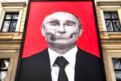 Ruský prezident Vladimir Putin na budově Muzea lékařské historie Paulse Stradiņše v lotyšské Rize.