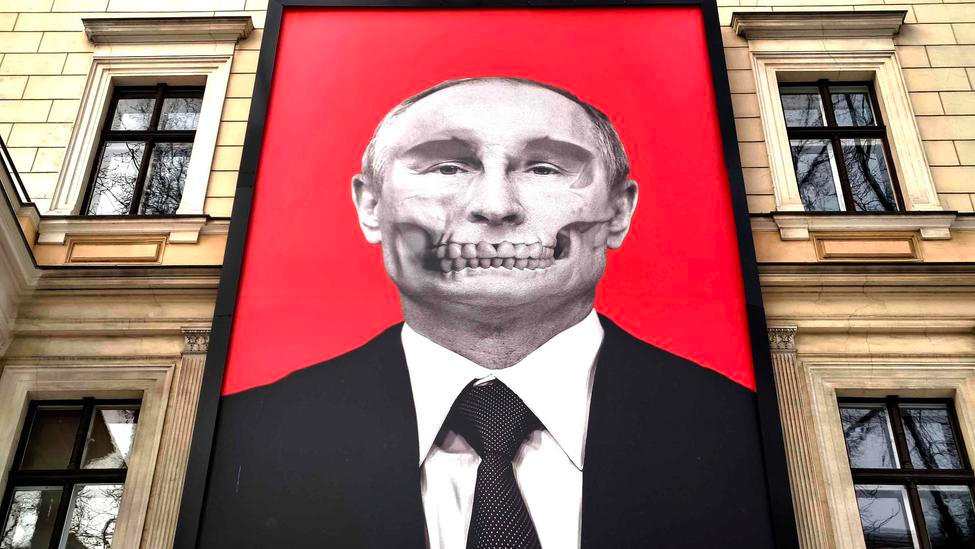 Ruský prezident Vladimir Putin na budově Muzea lékařské historie Paulse Stradiņše v lotyšské Rize.