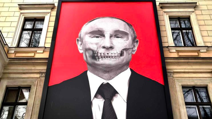 Ruský prezident Vladimir Putin na budově Muzea lékařské historie Paulse Stradiņše v lotyšské Rize.