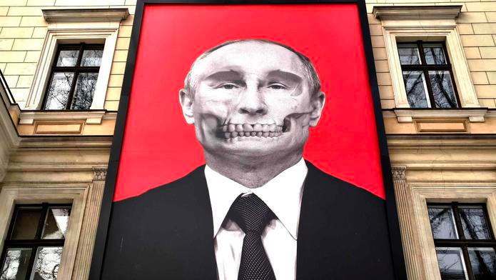 Ruský prezident Vladimir Putin na budově Muzea lékařské historie Paulse Stradiņše v lotyšské Rize.