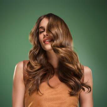 Značka Yves Rocher totiž přichází s inovovanou regenerační řadou, která díky unikátnímu komplexu látek slibuje malý zázrak: napravit až 2 roky poškození vlasů během jediného použití.