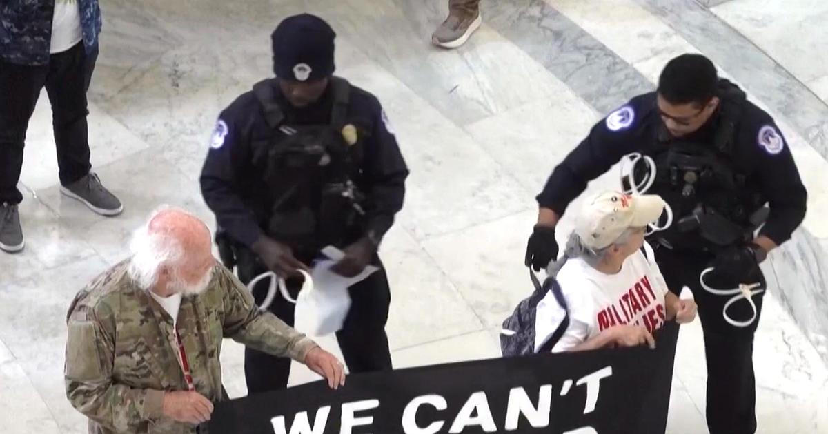 „Stejné sliby jako v Iráku.“ Veteráni vytáhli proti válce, policie se do nich pustila