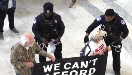 Veteráni jsou zatýkání během protestu proti válce v Íránu.