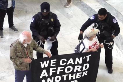 Veteráni jsou zatýkání během protestu proti válce v Íránu.