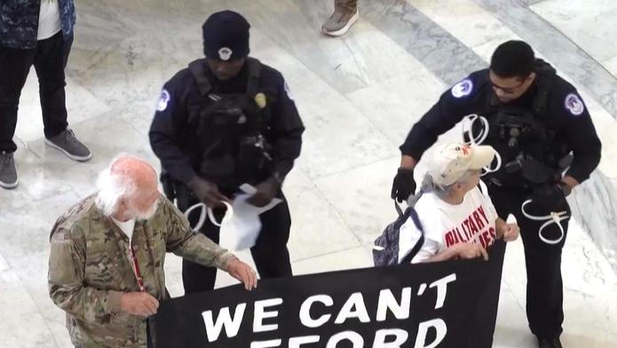 Veteráni jsou zatýkání během protestu proti válce v Íránu.