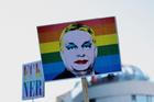 Lidé si na zakázaná Pride přinesli transparenty a trička s nalíčeným konzervativním premiérem Viktorem Orbánem. Červen 2025.