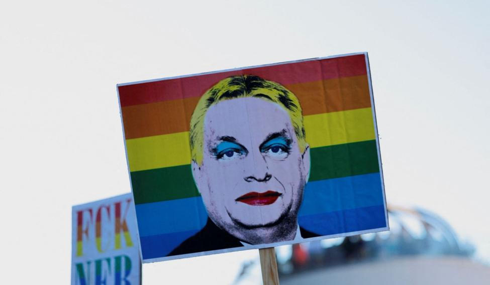 Lidé si na zakázaná Pride přinesli transparenty a trička s nalíčeným konzervativním premiérem Viktorem Orbánem. Červen 2025.