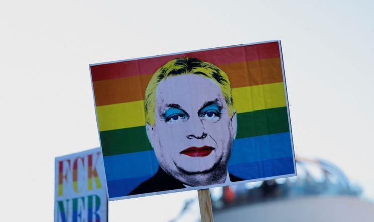 Lidé si na zakázaná Pride přinesli transparenty a trička s nalíčeným konzervativním premiérem Viktorem Orbánem. Červen 2025.