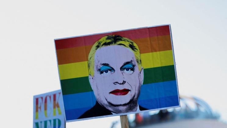 Lidé si na zakázaná Pride přinesli transparenty a trička s nalíčeným konzervativním premiérem Viktorem Orbánem. Červen 2025.