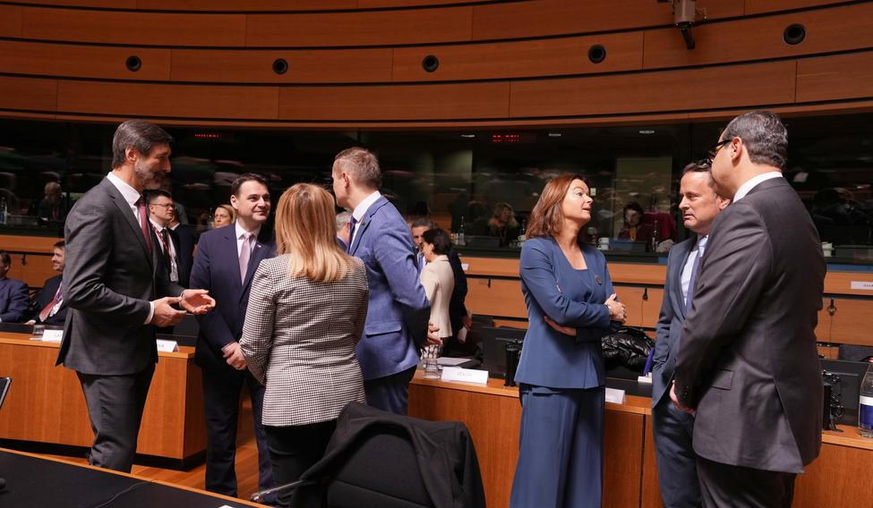 Ministr zahraničí Petr Macinka během jednání se svými protějšky z dalších zemí na setkání v Lucemburku, 21. dubna 2026.