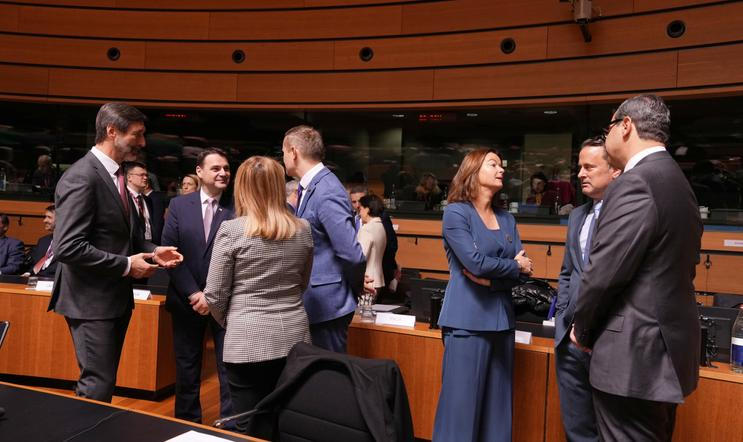 Ministr zahraničí Petr Macinka během jednání se svými protějšky z dalších zemí na setkání v Lucemburku, 21. dubna 2026.