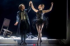 Radim Vizváry jako Baron Prášil a Nikola Márová v roli Labutě v inscenaci Baron Prášil.