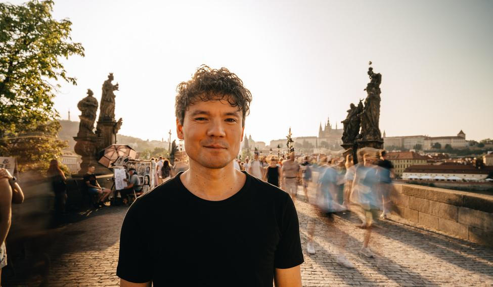 Novým šéfdirigentem Symfonického orchestru Českého rozhlasu se stal japonsko-německý dirigent Elias Grandy.