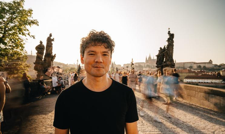 Novým šéfdirigentem Symfonického orchestru Českého rozhlasu se stal japonsko-německý dirigent Elias Grandy.