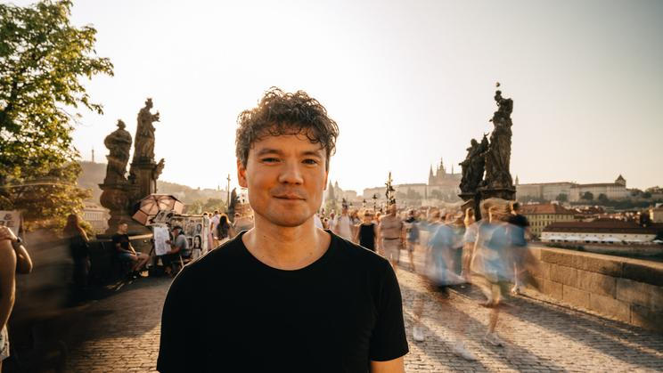 Novým šéfdirigentem Symfonického orchestru Českého rozhlasu se stal japonsko-německý dirigent Elias Grandy.