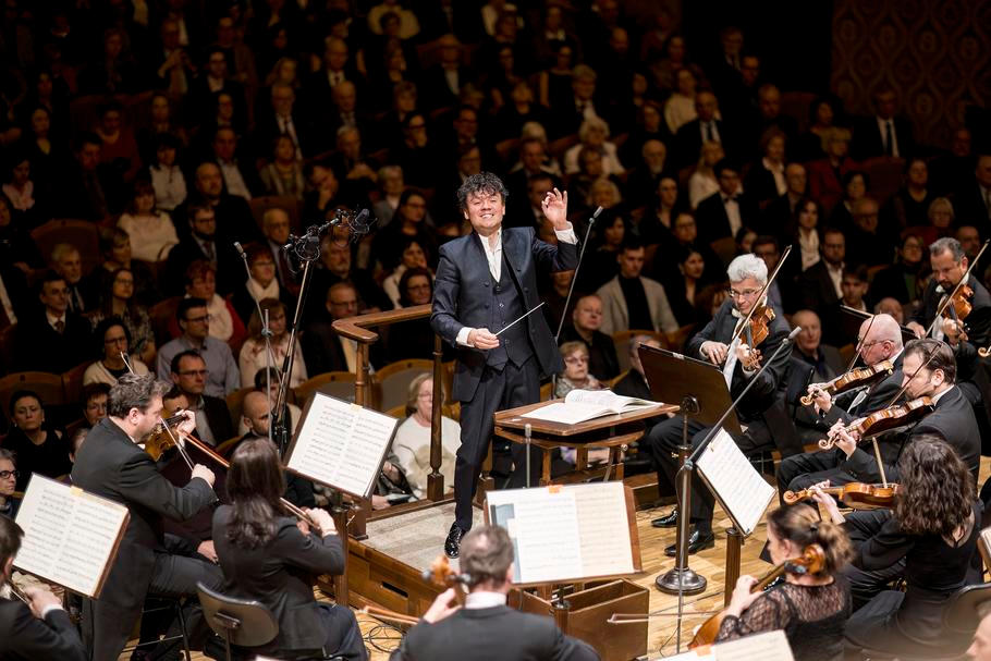 Elias Grandy diriguje Symfonický orchestr Českého rozhlasu.