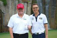 „Jsme přátelé už dlouho,“ poznamenal Trump, když ho Stubb pár měsíců po golfové partii navštívil v Bílém domě.