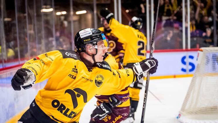Markus Hännikäinen z Litvínova slaví gól v baráži proti Jihlavě.