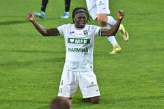 Aboubacar Traoré z Karviné slaví postup do finále MOL Cupu.