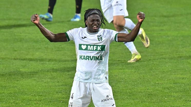 Aboubacar Traoré z Karviné slaví postup do finále MOL Cupu.