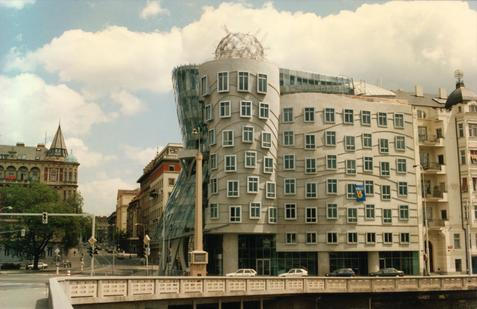 Realizace v historickém centru vyžadovala citlivé technické i urbanistické řešení. Projekt
budil pozornost veřejnosti i odborníků už během výstavby. Po dokončení v roce 1996 se stal
jedním z nejfotografovanějších domů v Praze. Střešní „medúza“ na vrcholu Tančícího domu
je z nerezového pletiva, je shora otevřená a má průměr sedm metrů.