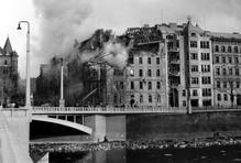 Prázdné místo ve městě. Místo dnešního Tančícího domu zůstalo po bombardování v roce 1945 dlouho prázdné. Právě zde se později rozběhla stavba podle návrhu Vlada Miluniće a
Franka O. Gehryho.