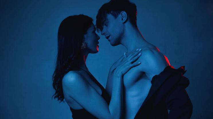 Intimita se v roce 2026 posouvá od výkonu k prožitku – do ložnic vstupují technologie, udržitelnost i vědomější přístup k sexu a vztahům.