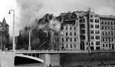 Prázdné místo ve městě. Místo dnešního Tančícího domu zůstalo po bombardování v roce 1945 dlouho prázdné. Právě zde se později rozběhla stavba podle návrhu Vlada Miluniče a Franka O. Gehryho.