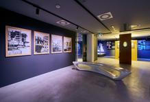 Tančící dům si letos připomíná 30 let od svého vzniku a Galerie Tančící dům k této příležitosti připravila výstavu s názvem Tančící dům: příběh ikonické budovy, která se veřejnosti otevře již dnes 22. dubna 2026.