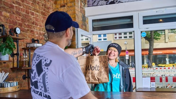 Pracovníci platforem jako je například Wolt by měli podle nového zákona sami rozeznat, zda jsou OSVČ, nebo už zaměstnanci. Algoritmy, které jim rozdělují práci a odměny, budou muset být transparentní, platformy budou vykazovat údaje úřadům coby zaměstnavatelé. 